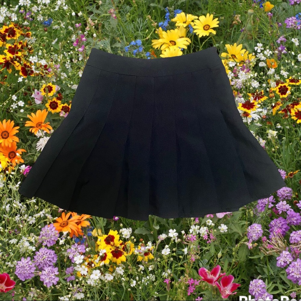 Black pleated mini skirt